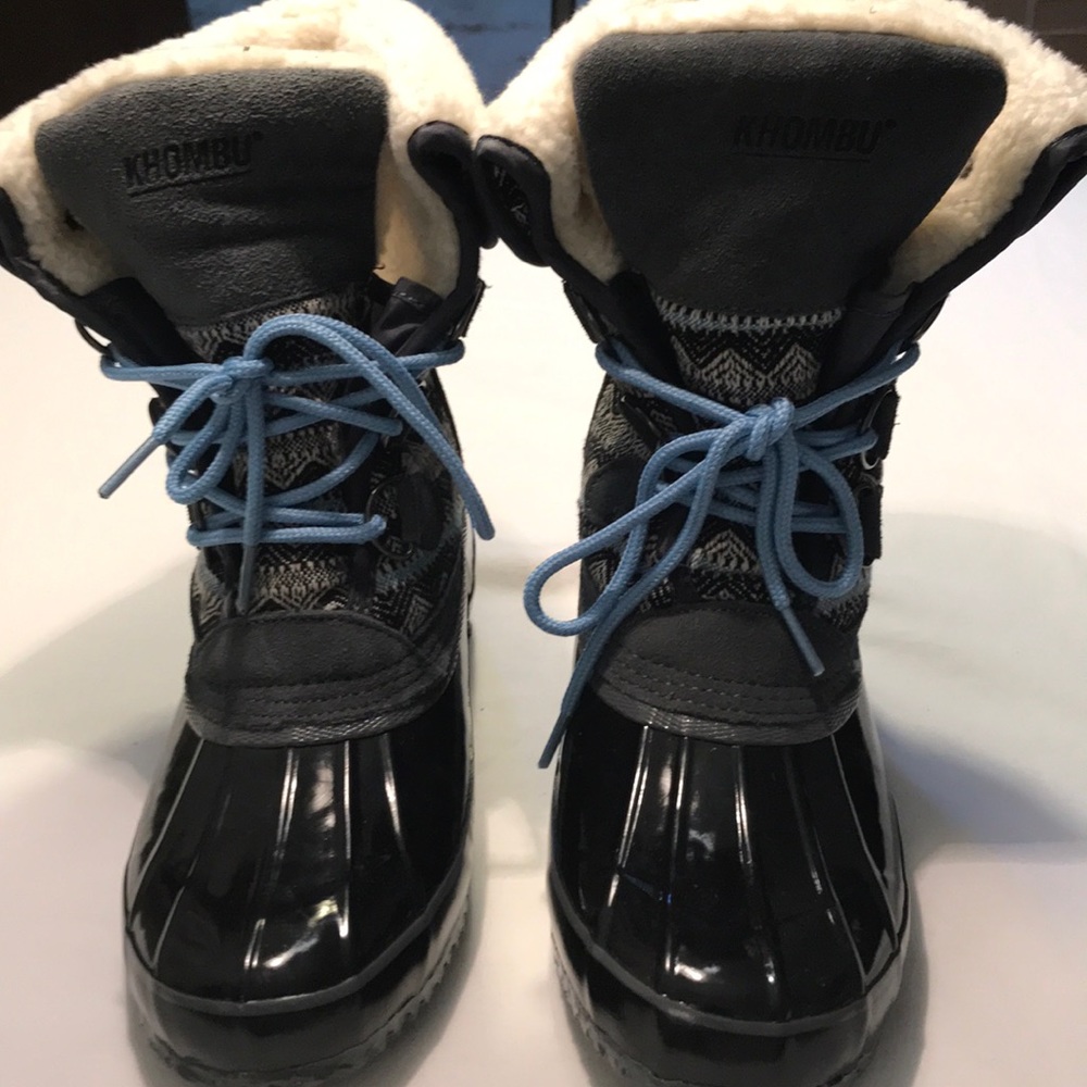 NWOT KHOMBU Women Sz 7 Duck Boots